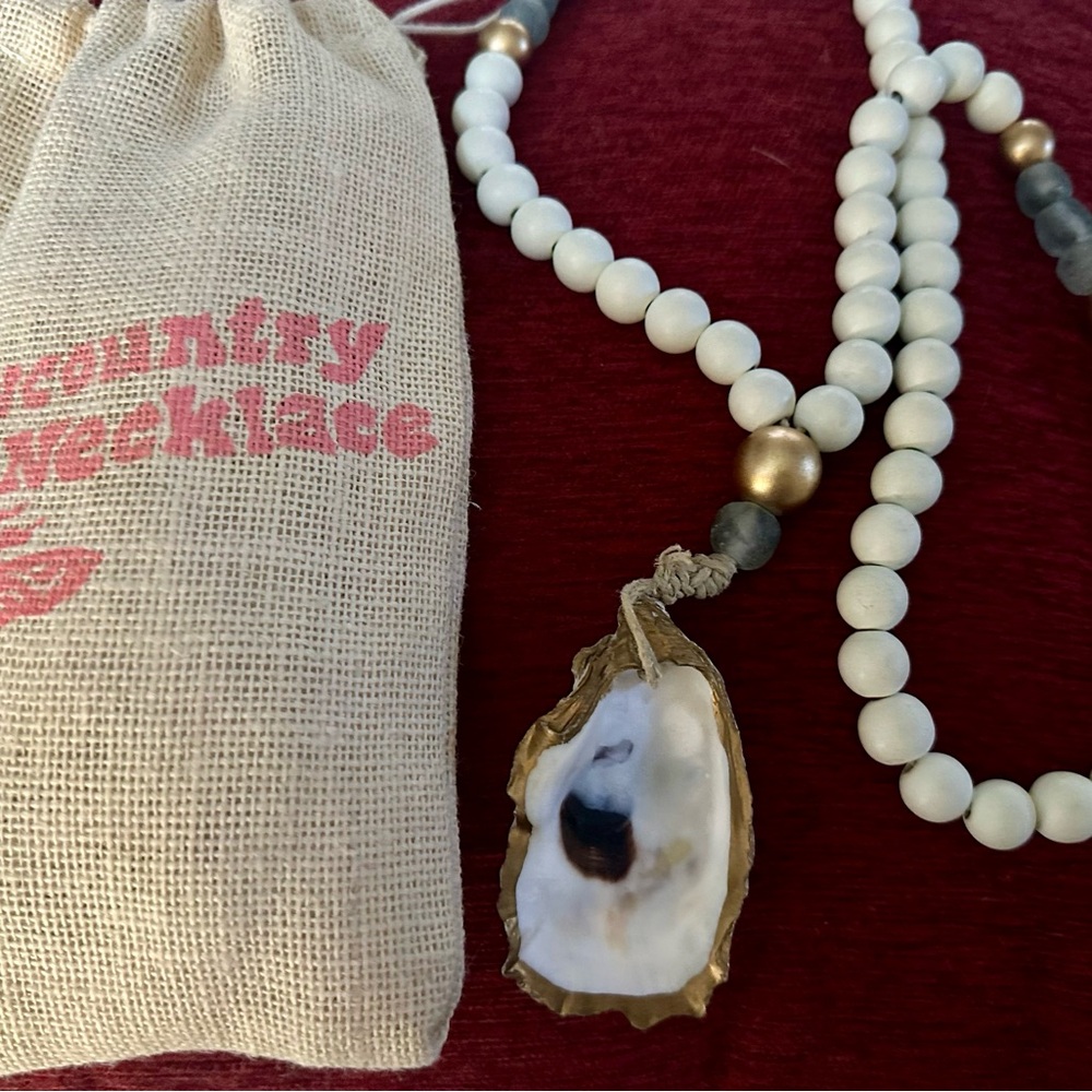 Chic White and Gold Beaded Necklace with Shell Pendant
